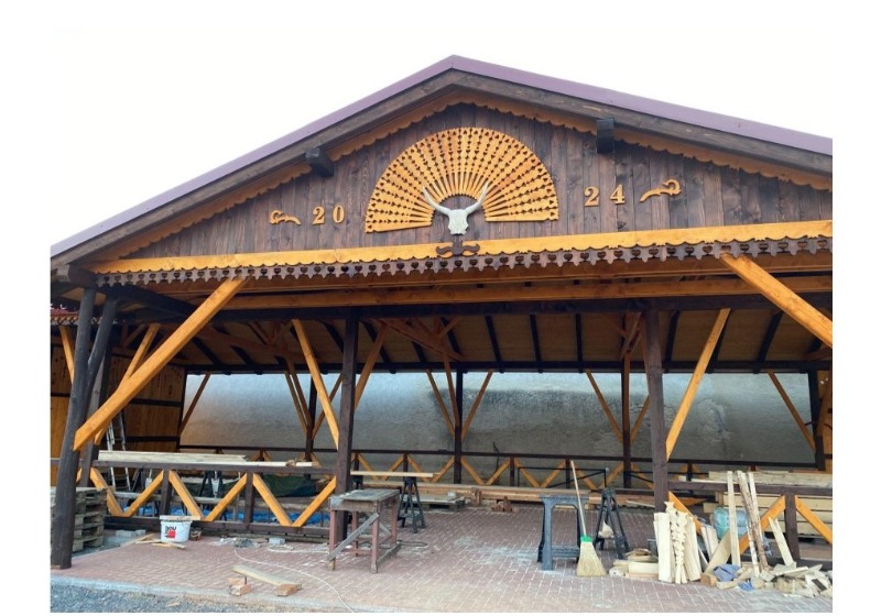 Épül és szépül a központunk - népművészeti építkezések