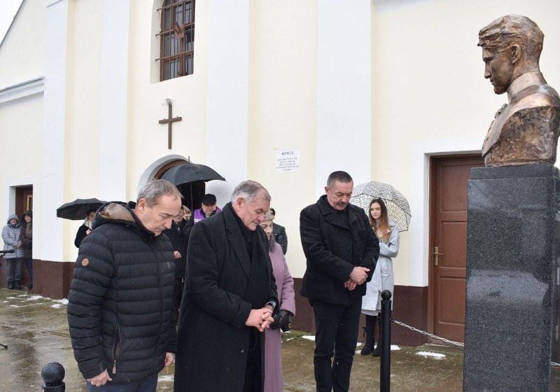 Petőfi szobrot avattak Kiscsőszön