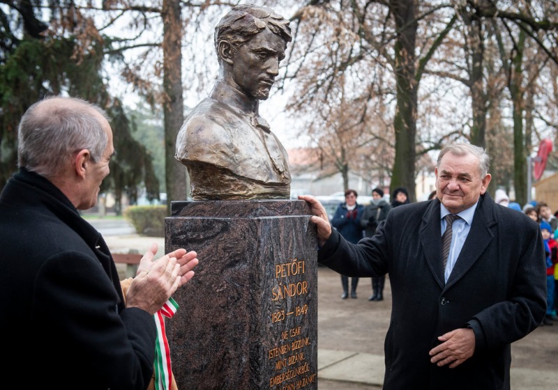 Felavatták Petőfi Sándor mellszobrát Nyárlőrincen