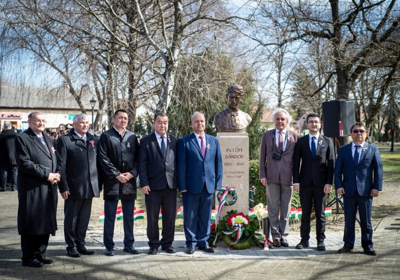 Közép-ázsiai műfordítók jelenlétében avatták fel Petőfi Sándor mellszobrát Jászszentlászlón