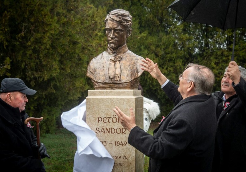 Petőfi Sándor bronz mellszobra ékesíti Móricgát központi parkját