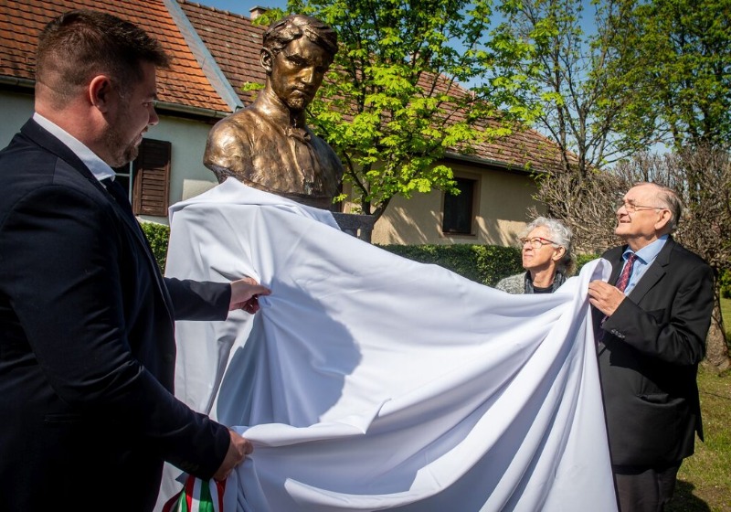 Felavatták Petőfi Sándor mellszobrát Bócsán