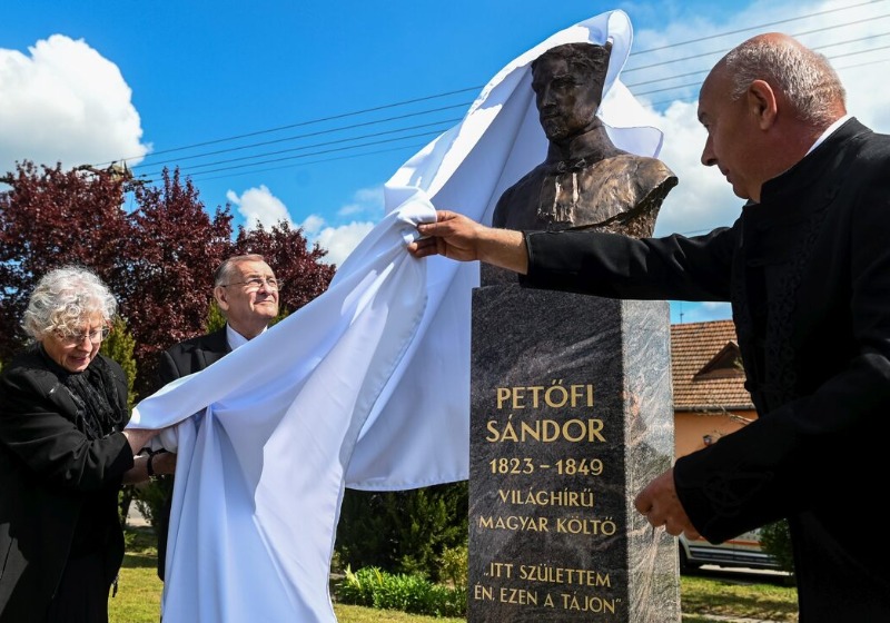 Petőfi Sándor mellszobra ékesíti Kömpöc főutcáját