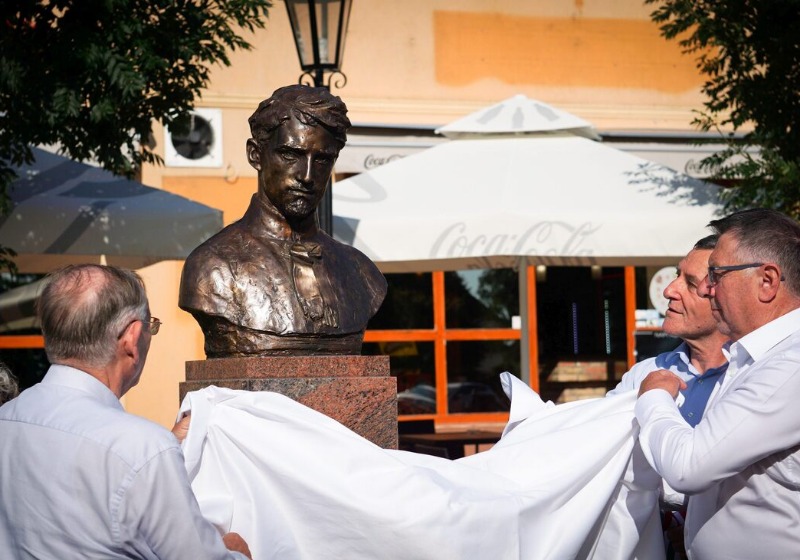 Petőfi Sándor mellszobrot avattak Izsák főterén