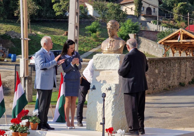 Petőfi szoboravatás Tokajban, a Pap Miklós Népfőiskola kezdeményezésében