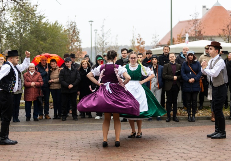 A lakiteleki Hungarikum Ligetben tettek látogatást az agyagosszergényi Közi Horváth József Népfőiskola tagjai