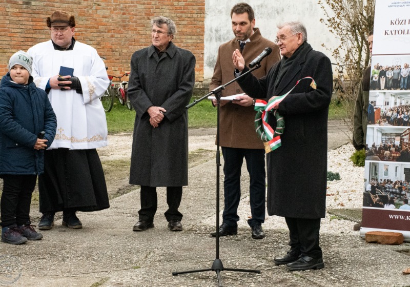 Petőfi-szobrot kapott az agyagosszergényi népfőiskola