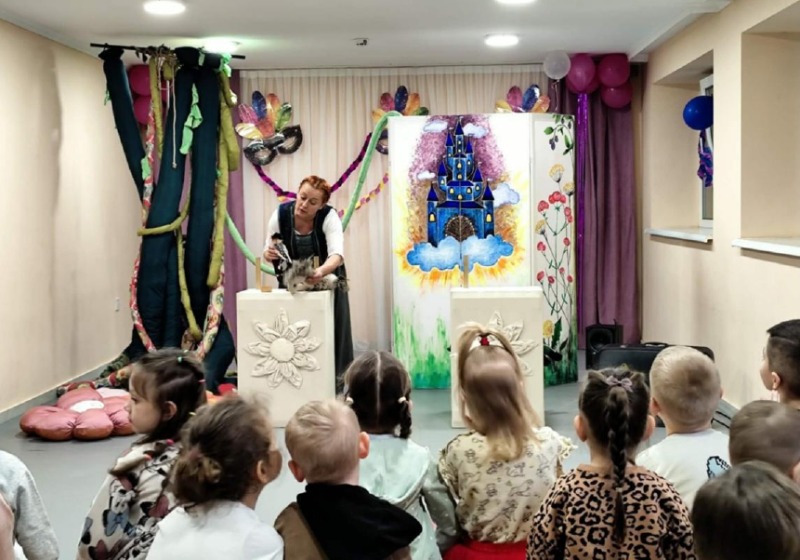 Gálocsban, Homokon és Csapon is bemutatták Az égig érő fa című mesét