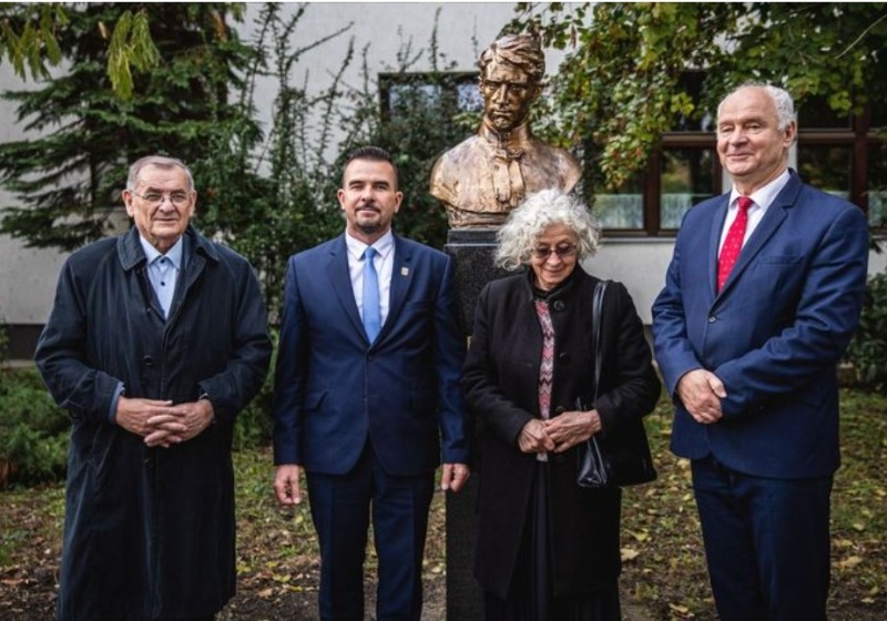 Petőfi szobrot avattak Kondoroson