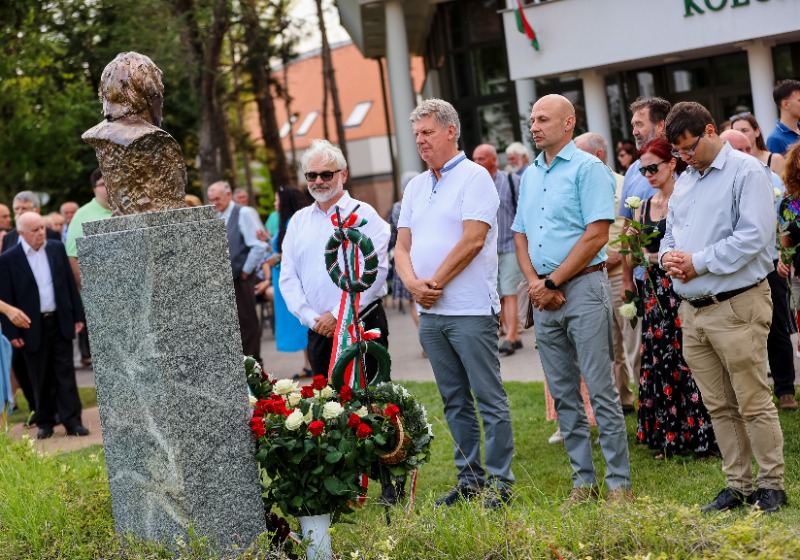 „A szó igaz hőse akarok lenni” – Nagy László szobra is helyet kapott a Nemzeti Panteonban