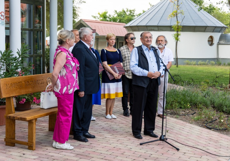 Kásler Miklós névre szóló padot kapott a Hungarikum Ligetben