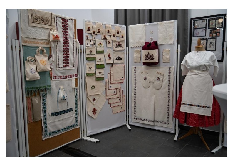 Tízéves a Nefelejcs Hímzőszakkör – kiállítás a Fehérliliom Népfőiskolán