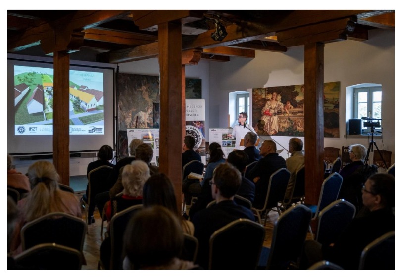 Összetartozás Népfőiskolánk is ott volt a Kárpát-medencei Művészeti Népfőiskola ismeretterjesztő konferenciáján