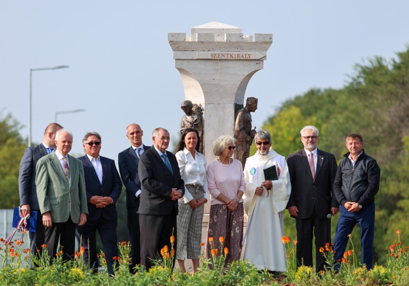 A magyar szentcsaládot ábrázoló szoborcsoporttal bővült Lakitelek