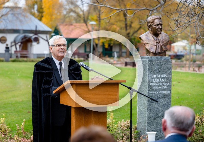 Tőkés László beszéde Hegedűs Loránt református püspök szoboravató ünnepségén Lakiteleken